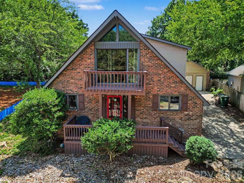 21021 Entrada Drive, Cornelius, NC 28031.  MLS# CAR4394274, YatesRealty ID 22472. 