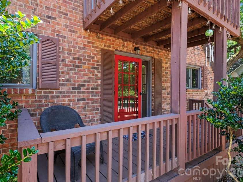 21021 Entrada Drive, Cornelius, NC 28031.  MLS# CAR4394274, YatesRealty ID 22472. 