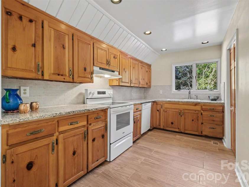 21021 Entrada Drive, Cornelius, NC 28031.  MLS# CAR4394274, YatesRealty ID 22472. 