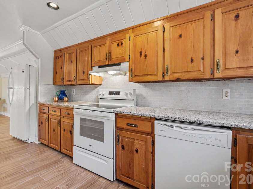 21021 Entrada Drive, Cornelius, NC 28031.  MLS# CAR4394274, YatesRealty ID 22472. 