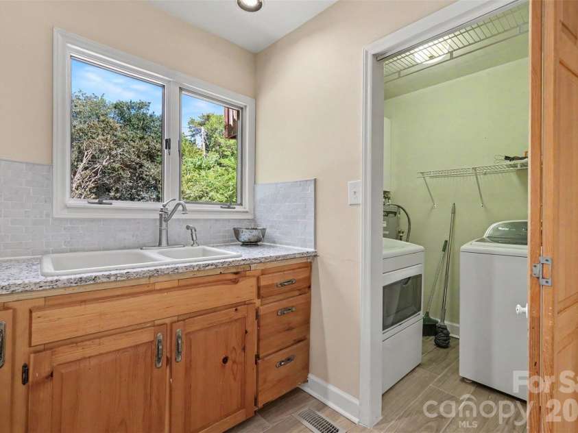 21021 Entrada Drive, Cornelius, NC 28031.  MLS# CAR4394274, YatesRealty ID 22472. 
