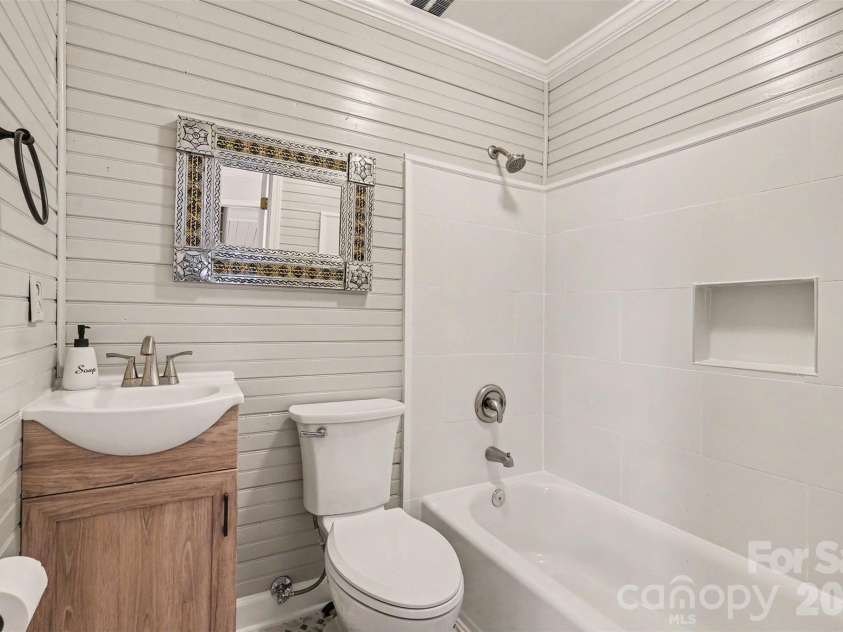 21021 Entrada Drive, Cornelius, NC 28031.  MLS# CAR4394274, YatesRealty ID 22472. 