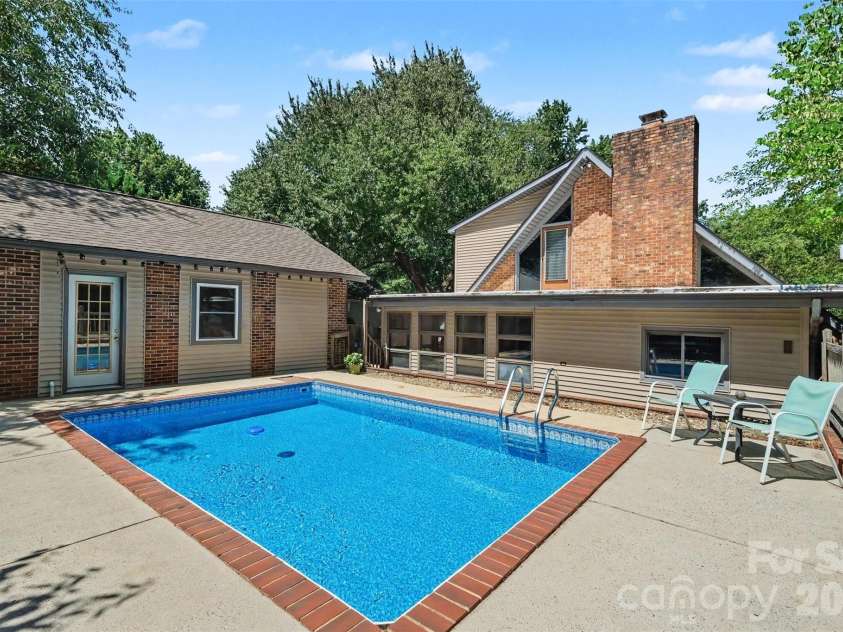 21021 Entrada Drive, Cornelius, NC 28031.  MLS# CAR4394274, YatesRealty ID 22472. 