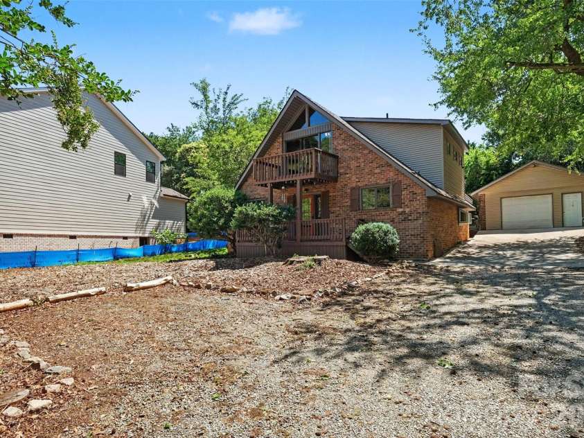 21021 Entrada Drive, Cornelius, NC 28031.  MLS# CAR4394274, YatesRealty ID 22472. 