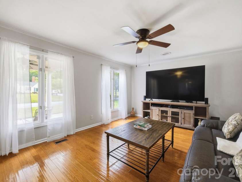 1215 Hillside Drive, Gastonia, NC 28052.  MLS# CAR4369826, YatesRealty ID 22475. 