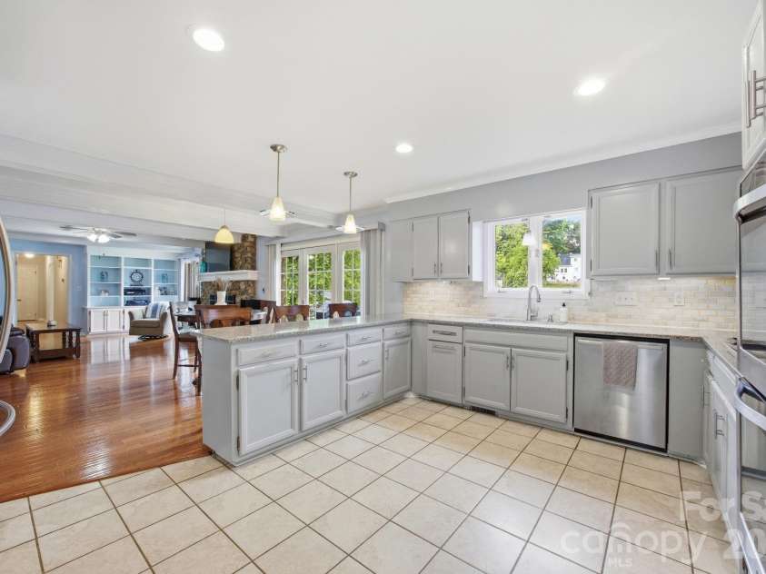 1215 Hillside Drive, Gastonia, NC 28052.  MLS# CAR4369826, YatesRealty ID 22475. 