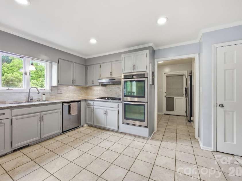 1215 Hillside Drive, Gastonia, NC 28052.  MLS# CAR4369826, YatesRealty ID 22475. 