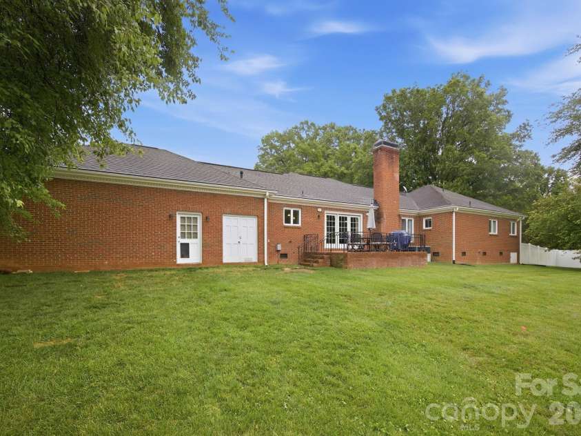 1215 Hillside Drive, Gastonia, NC 28052.  MLS# CAR4369826, YatesRealty ID 22475. 