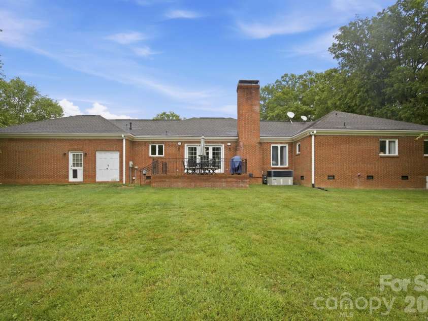 1215 Hillside Drive, Gastonia, NC 28052.  MLS# CAR4369826, YatesRealty ID 22475. 
