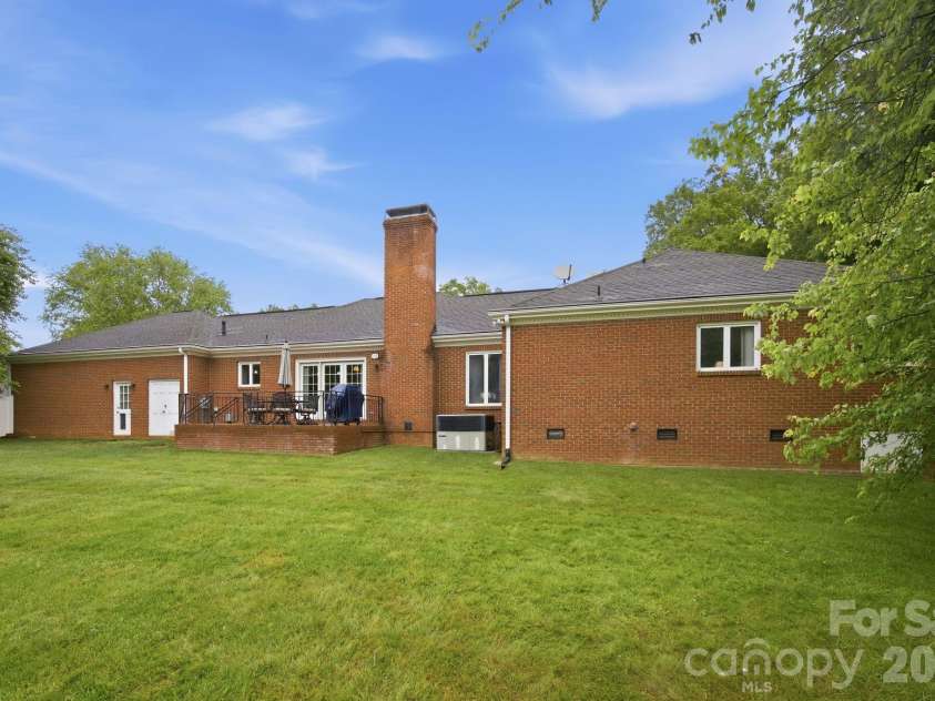 1215 Hillside Drive, Gastonia, NC 28052.  MLS# CAR4369826, YatesRealty ID 22475. 