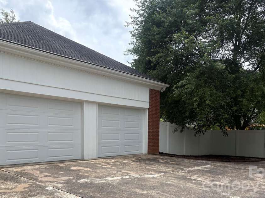 1215 Hillside Drive, Gastonia, NC 28052.  MLS# CAR4369826, YatesRealty ID 22475. 