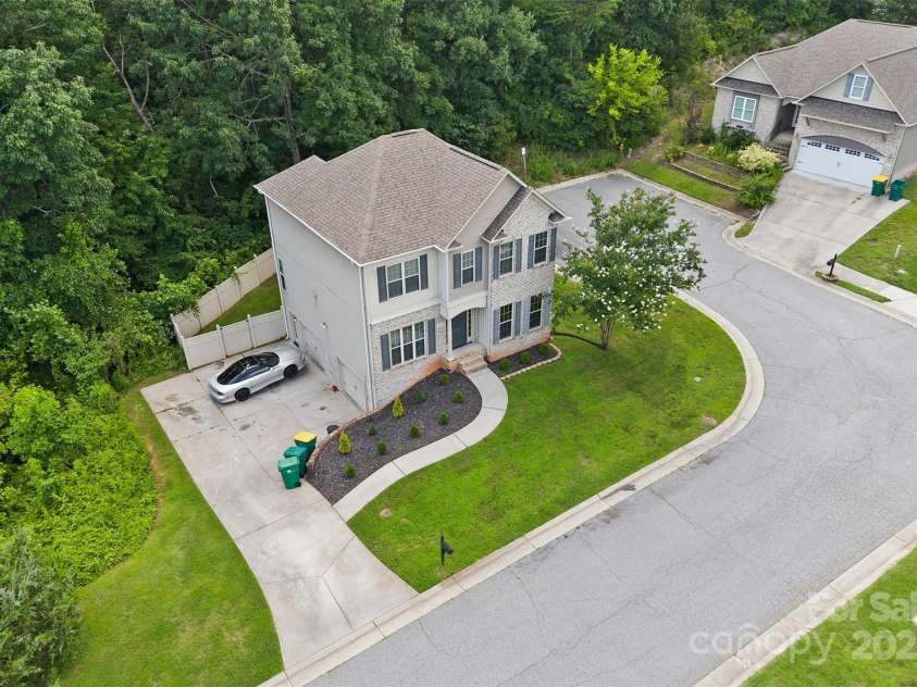 2953 Cameron Village Court, Winston Salem, NC 27103.  MLS# CAR4273768, YatesRealty ID 22475. Beautiful landscaping