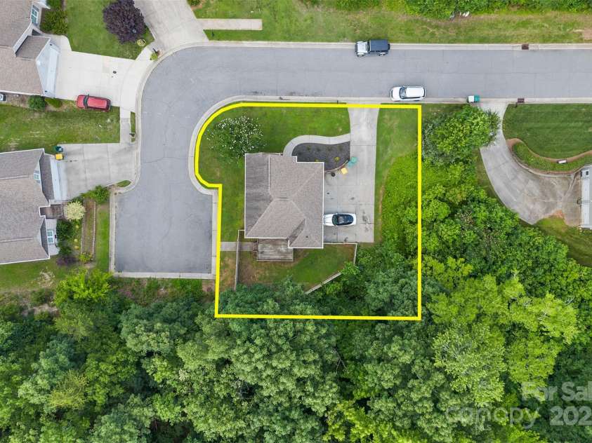 2953 Cameron Village Court, Winston Salem, NC 27103.  MLS# CAR4273768, YatesRealty ID 22475. Corner lot privacy