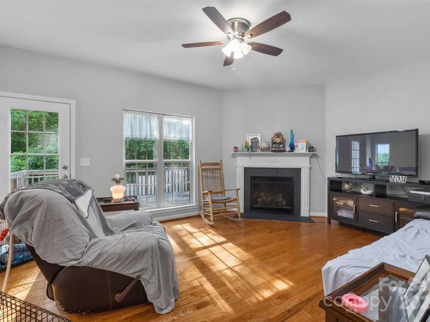 2953 Cameron Village Court, Winston Salem, NC 27103.  MLS# CAR4273768, YatesRealty ID 22475. Gas fireplace
