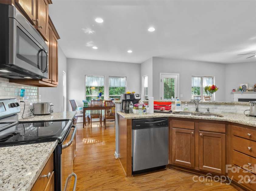 2953 Cameron Village Court, Winston Salem, NC 27103.  MLS# CAR4273768, YatesRealty ID 22475. Granite counters + SS appliances