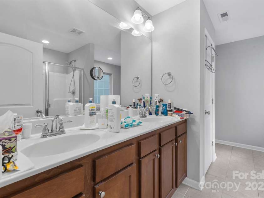 2953 Cameron Village Court, Winston Salem, NC 27103.  MLS# CAR4273768, YatesRealty ID 22475. Spa style primary BR