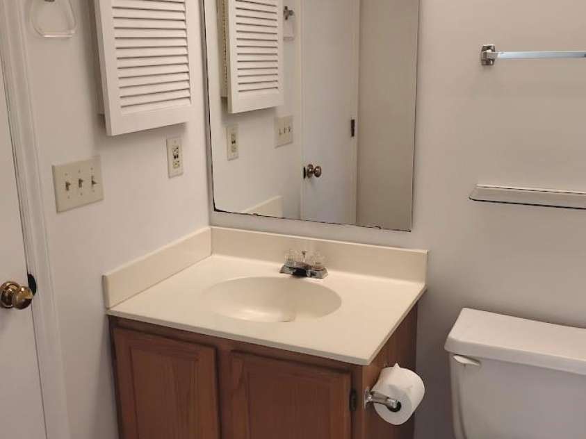 2536 Stradbrook Drive, Charlotte, NC 28210.  MLS# CAR4405093, YatesRealty ID 22476. 2nd bath