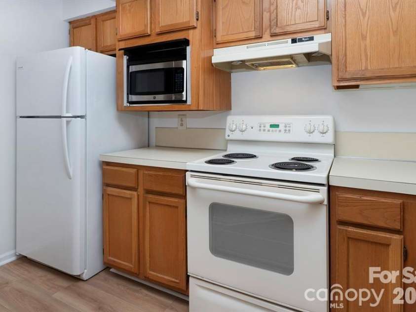 2536 Stradbrook Drive, Charlotte, NC 28210.  MLS# CAR4405093, YatesRealty ID 22476. Kitchen