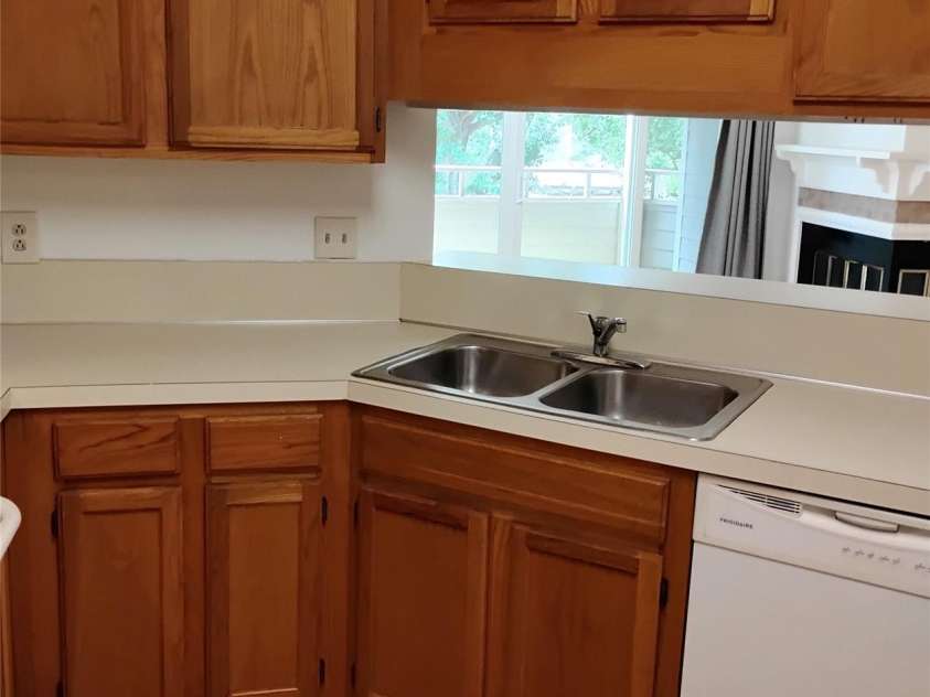 2536 Stradbrook Drive, Charlotte, NC 28210.  MLS# CAR4405093, YatesRealty ID 22476. Kitchen
