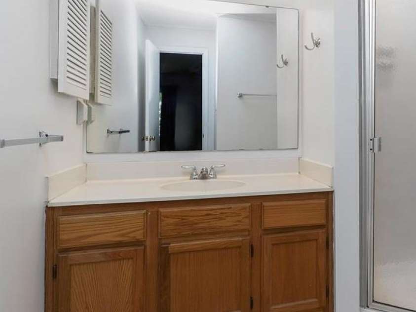 2536 Stradbrook Drive, Charlotte, NC 28210.  MLS# CAR4405093, YatesRealty ID 22476. Primary bath