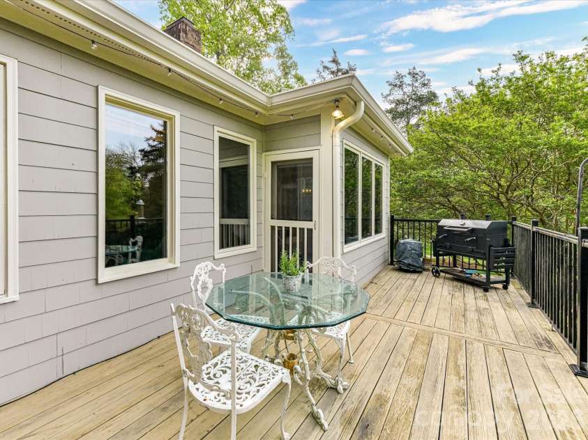 1847 Meadowood Lane, Charlotte, NC 28211.  MLS# CAR4344923, YatesRealty ID 22477. 