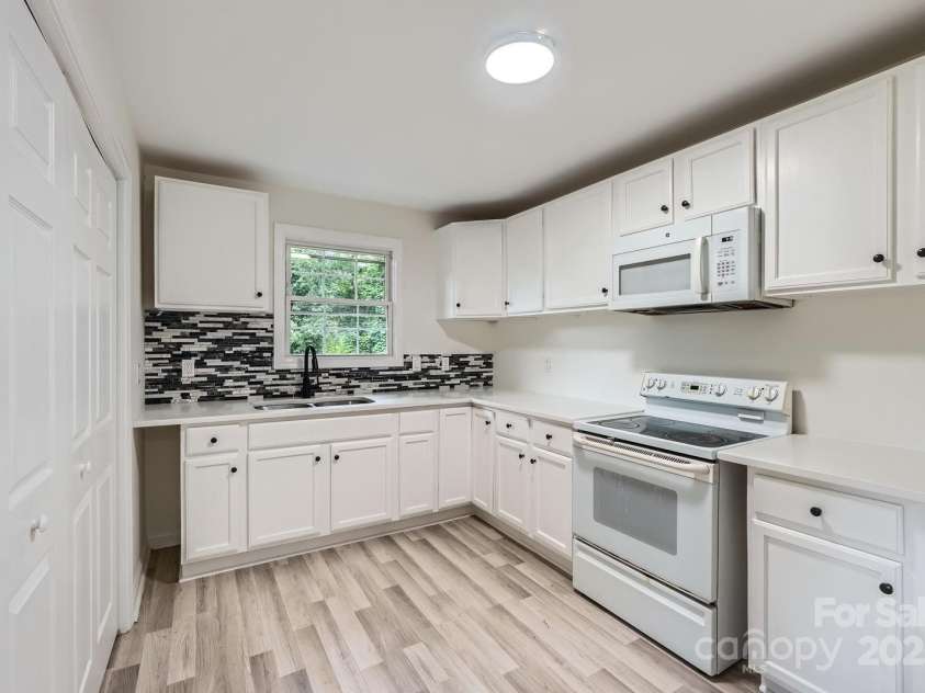1224 Woodlawn Road, Charlotte, NC 28209.  MLS# CAR4272840, YatesRealty ID 22478. 