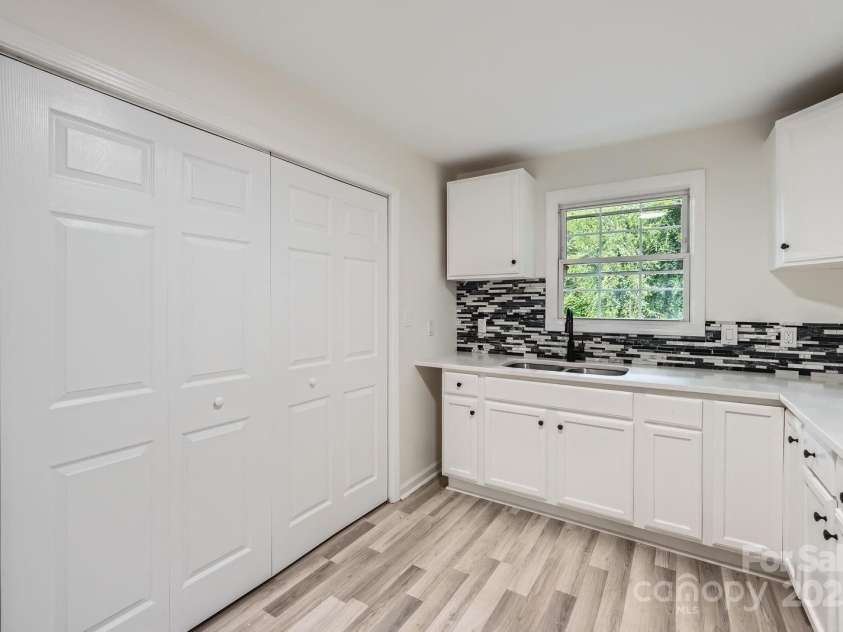 1224 Woodlawn Road, Charlotte, NC 28209.  MLS# CAR4272840, YatesRealty ID 22478. 