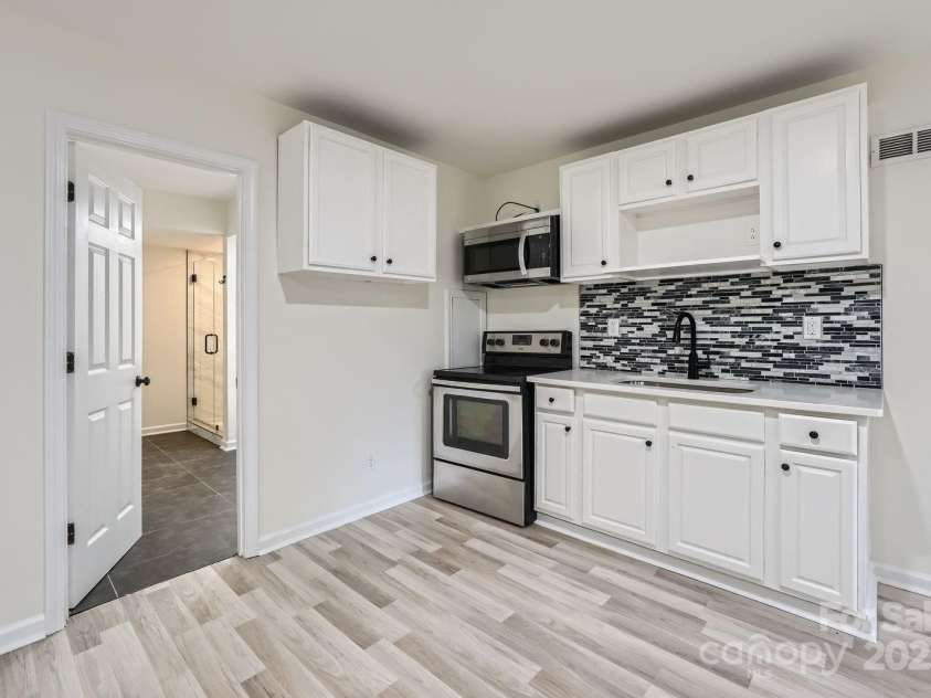 1224 Woodlawn Road, Charlotte, NC 28209.  MLS# CAR4272840, YatesRealty ID 22478. 