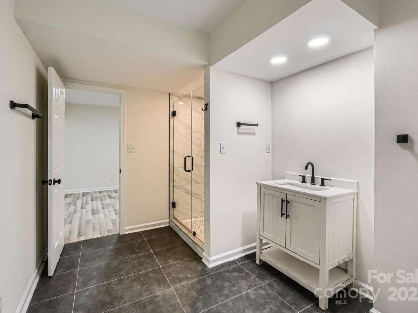 1224 Woodlawn Road, Charlotte, NC 28209.  MLS# CAR4272840, YatesRealty ID 22478. 