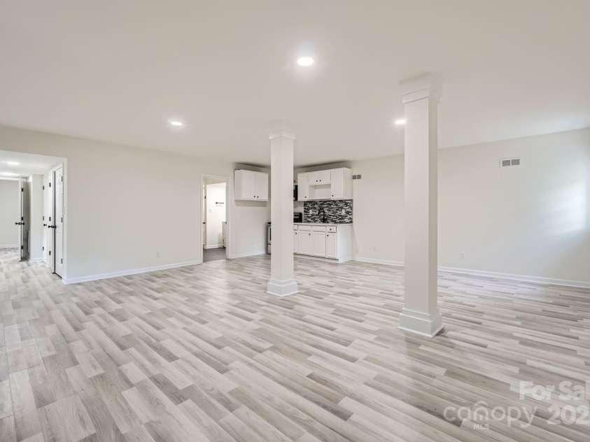 1224 Woodlawn Road, Charlotte, NC 28209.  MLS# CAR4272840, YatesRealty ID 22478. 