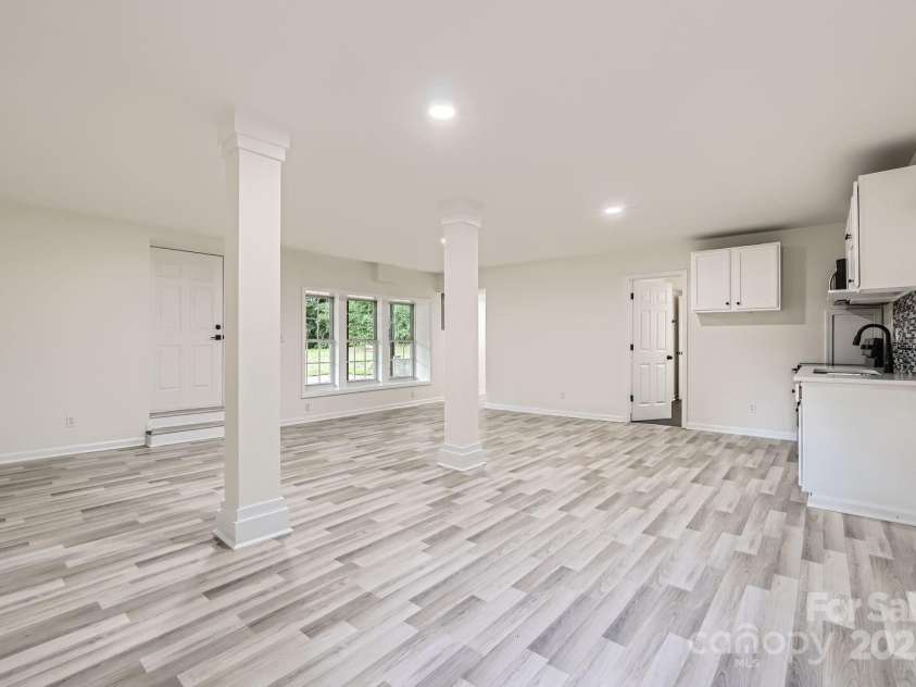 1224 Woodlawn Road, Charlotte, NC 28209.  MLS# CAR4272840, YatesRealty ID 22478. 