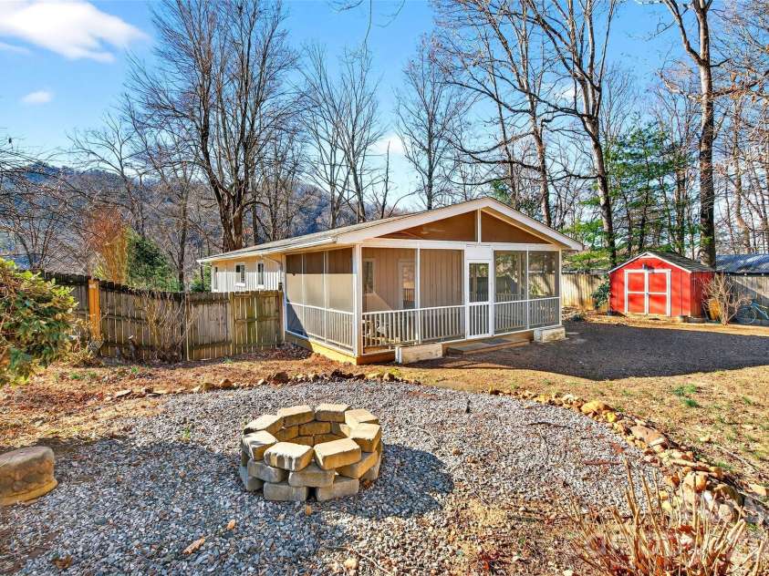 107 High Street, Black Mountain, NC 28711.  MLS# CAR4337170, YatesRealty ID 22482. 