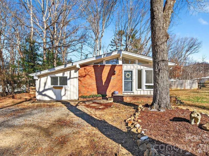107 High Street, Black Mountain, NC 28711.  MLS# CAR4337170, YatesRealty ID 22482. 