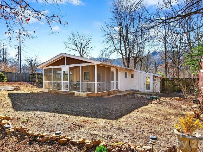 107 High Street, Black Mountain, NC 28711.  MLS# CAR4337170, YatesRealty ID 22482. 