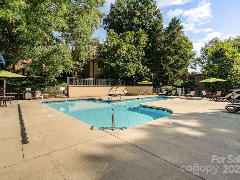 207 Dotger Avenue, Charlotte, NC 28207.  MLS# CAR4274239, YatesRealty ID 22483. 