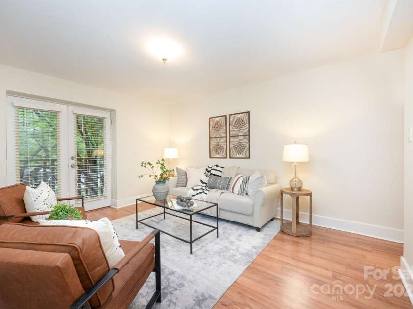 207 Dotger Avenue, Charlotte, NC 28207.  MLS# CAR4274239, YatesRealty ID 22483. 