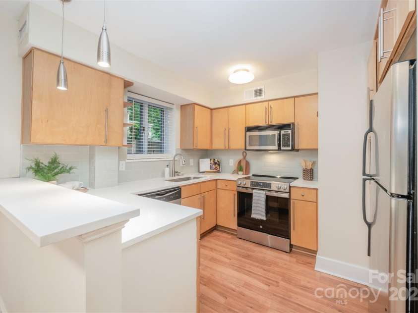 207 Dotger Avenue, Charlotte, NC 28207.  MLS# CAR4274239, YatesRealty ID 22483. 