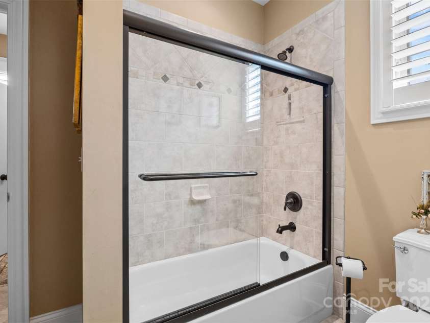 5112 Mill Race Lane, Lancaster, SC 29720.  MLS# CAR4271283, YatesRealty ID 22484. Jack and Jill Bath