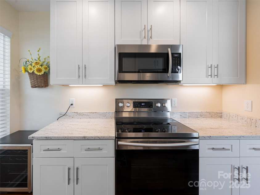 4506 Breakers Lane, Asheville, NC 28806.  MLS# CAR4273310, YatesRealty ID 22485. Whether you're a chef or a novice cook, you're sure to love this dazzling kitchen!