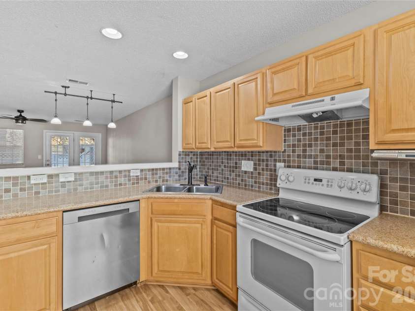 10923 Holly Ridge Boulevard, Charlotte, NC 28216.  MLS# CAR4332546, YatesRealty ID 22486. Kitchen
