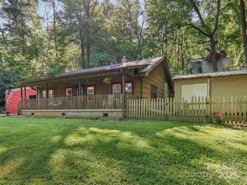 32 Saunooke Road, Asheville, NC 28805.  MLS# CAR4275674, YatesRealty ID 22486. 