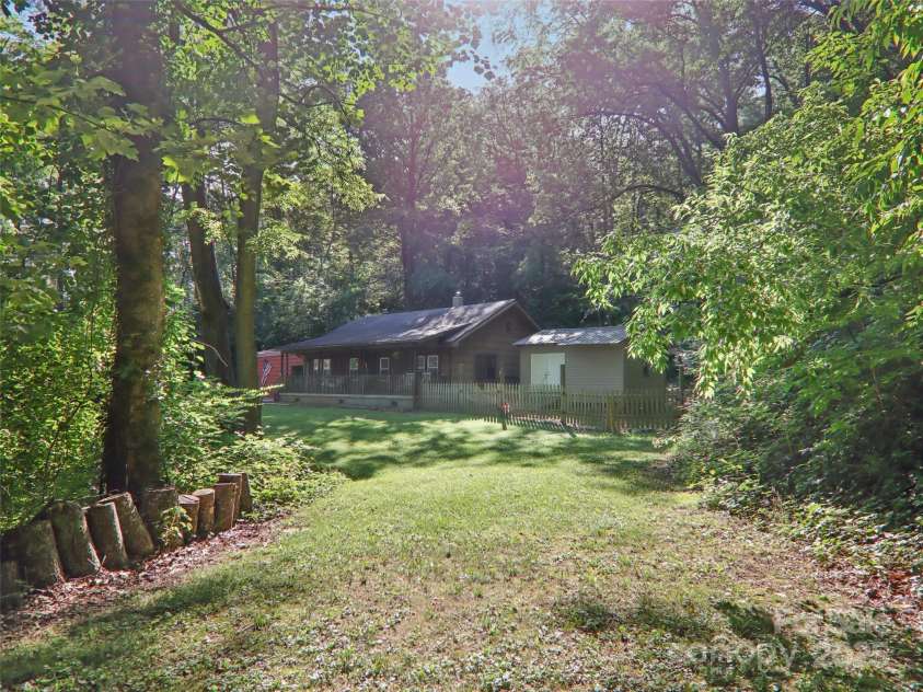 32 Saunooke Road, Asheville, NC 28805.  MLS# CAR4275674, YatesRealty ID 22486. 