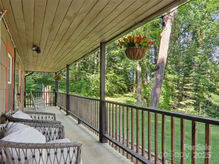 32 Saunooke Road, Asheville, NC 28805.  MLS# CAR4275674, YatesRealty ID 22486. 