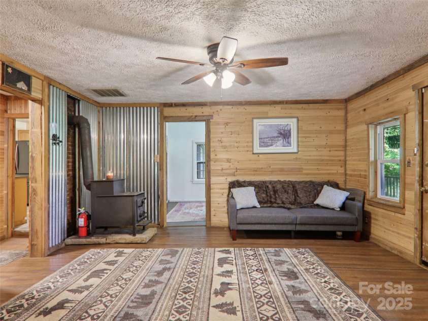 32 Saunooke Road, Asheville, NC 28805.  MLS# CAR4275674, YatesRealty ID 22486. 