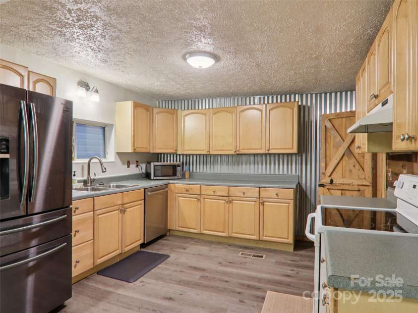 32 Saunooke Road, Asheville, NC 28805.  MLS# CAR4275674, YatesRealty ID 22486. 