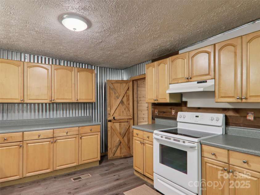 32 Saunooke Road, Asheville, NC 28805.  MLS# CAR4275674, YatesRealty ID 22486. 