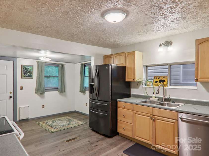 32 Saunooke Road, Asheville, NC 28805.  MLS# CAR4275674, YatesRealty ID 22486. 