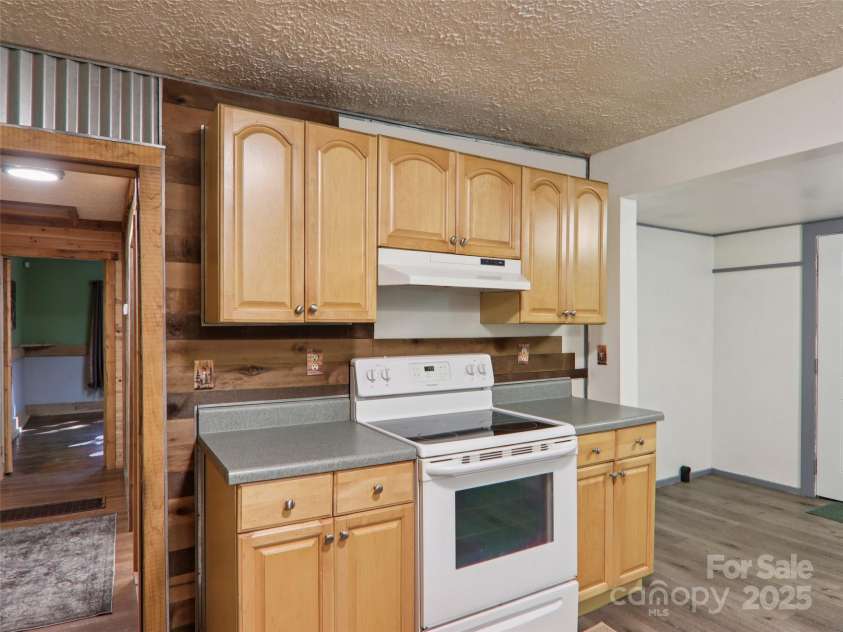 32 Saunooke Road, Asheville, NC 28805.  MLS# CAR4275674, YatesRealty ID 22486. 