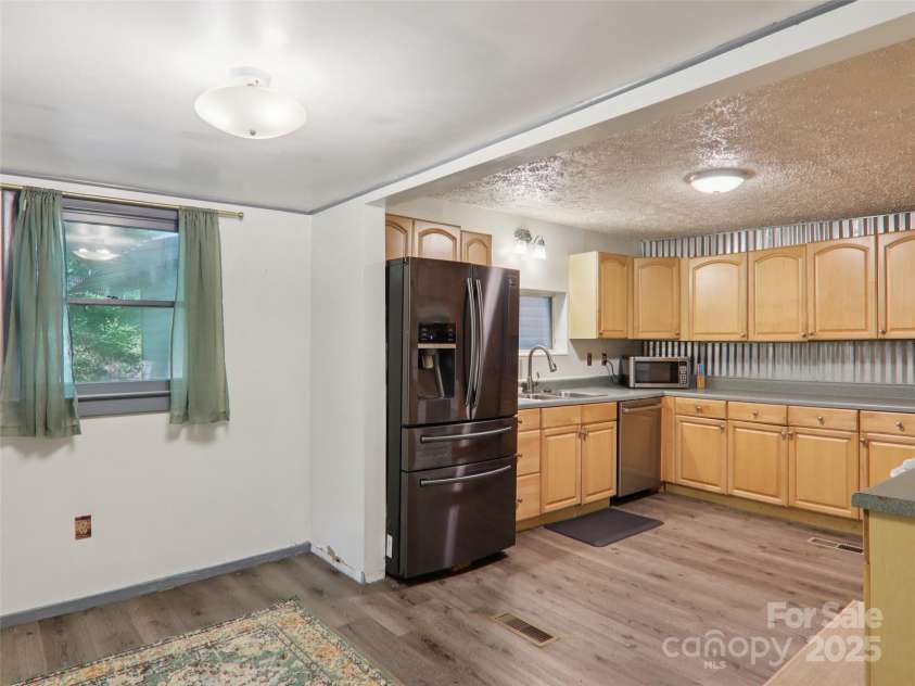 32 Saunooke Road, Asheville, NC 28805.  MLS# CAR4275674, YatesRealty ID 22486. 