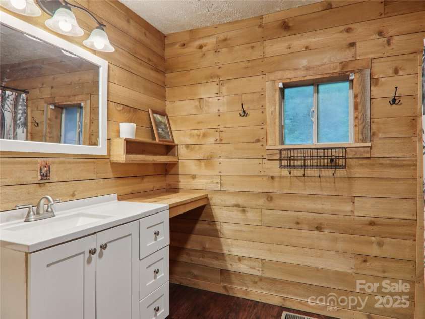 32 Saunooke Road, Asheville, NC 28805.  MLS# CAR4275674, YatesRealty ID 22486. 